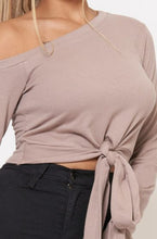 Cargar imagen en el visor de la galería, Dulce Off The Shoulder Crop Top
