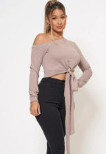 Cargar imagen en el visor de la galería, Dulce Off The Shoulder Crop Top
